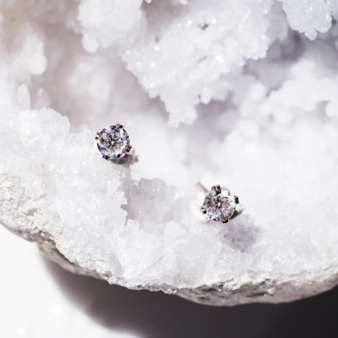 White Topaz 3mm Stud Earrings Chiara - 耳环/耳夹 - 宝石 透明