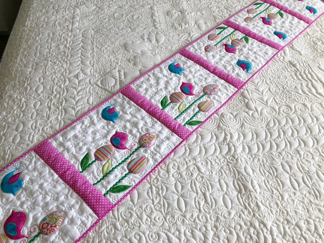Quilted Easter table runner with little birds and eggs, Spring table topper - 餐垫/桌巾 - 棉 粉红色