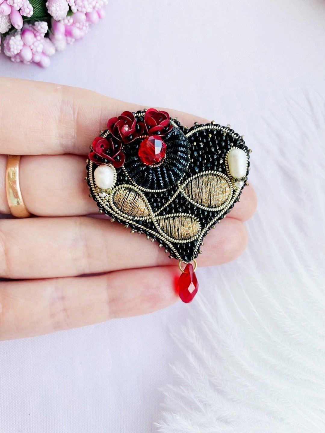 Black heart brooch with pearls and spinel, beaded jewelry - 胸针 - 玻璃 黑色