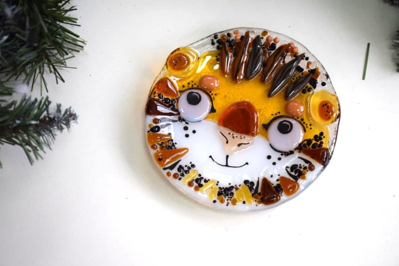 Small fused glass plate with tiger - Dessert handmade plates for Christmas gift - 浅碟/小碟子 - 玻璃 白色