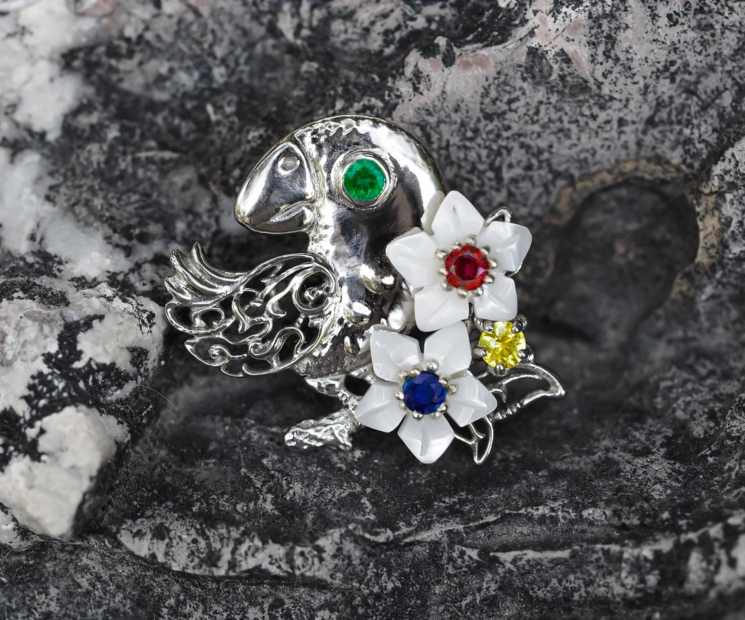 Parrot pendant with emerald, sapphires, ruby and mother of pearl carved flowers - 项链 - 贵金属 金色