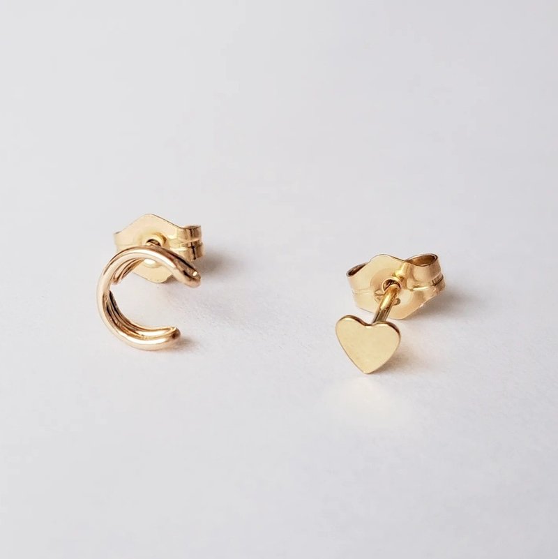 单颗字母与爱心造型耳扣式耳环 - 耳环/耳夹 - 其他金属 金色