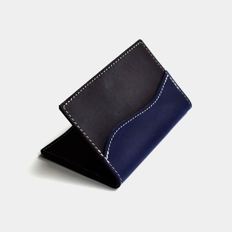 【摇晃的蓝莓汁】植鞣牛皮名片夹 黑色X蓝色皮革卡夹 刻字礼物 - 名片夹/名片盒 - 真皮 黑色