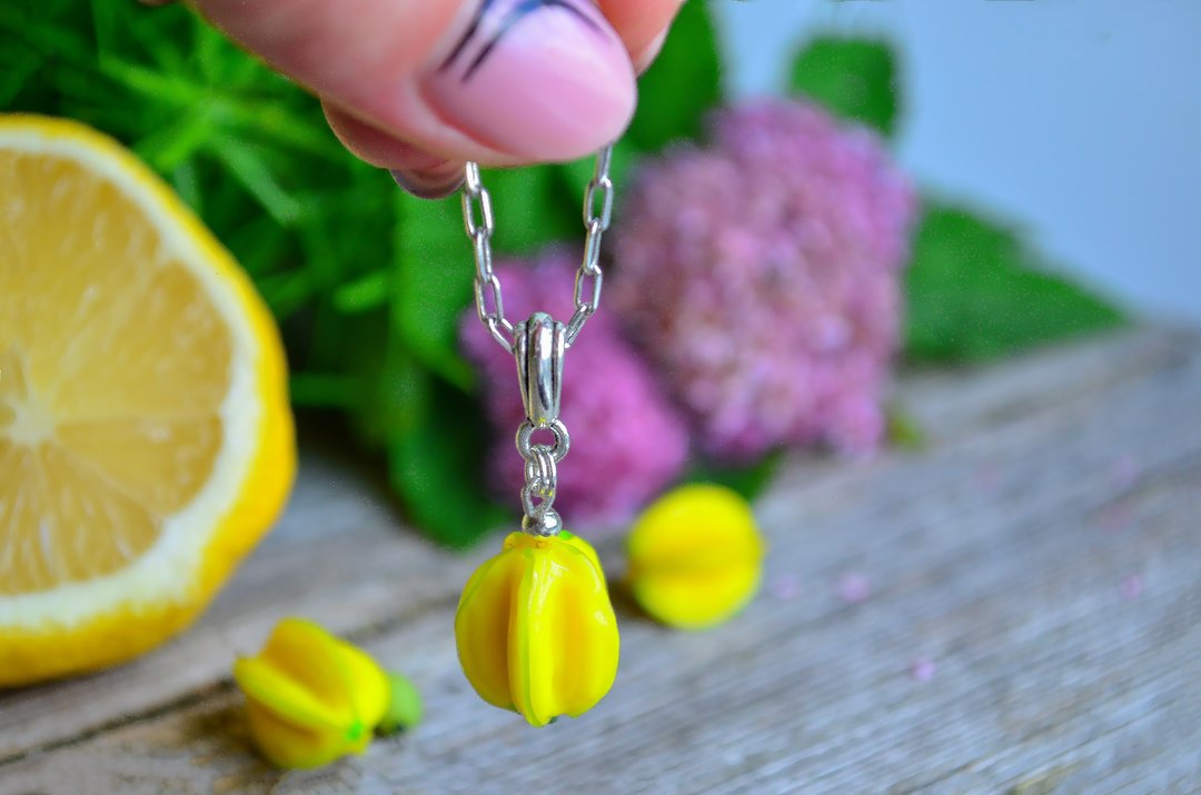 Star Fruit Necklace 是送给她的极简项链水果爱好者礼物的完美礼 - 项链 - 玻璃 黄色
