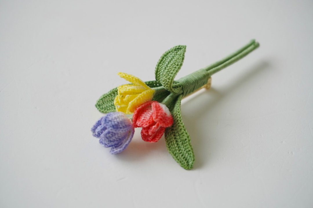 【秋冬新时尚】元森手作 三朵郁金香花 微钩胸针 - 胸针 - 绣线 红色