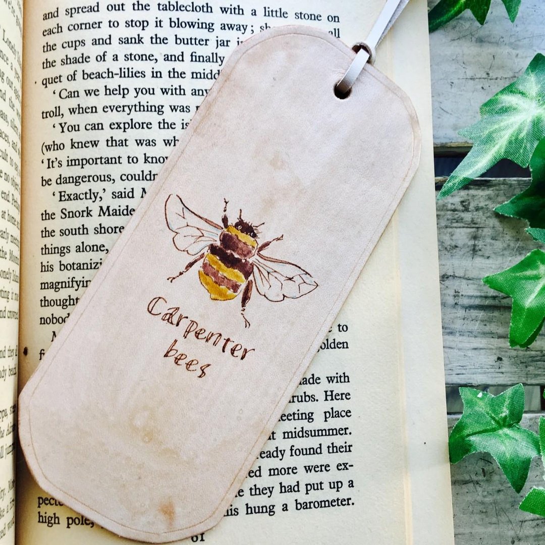 ~ Carpenter bee ~ Leather bookmark Botanical art style Carpenter bees - 书签 - 真皮 黄色