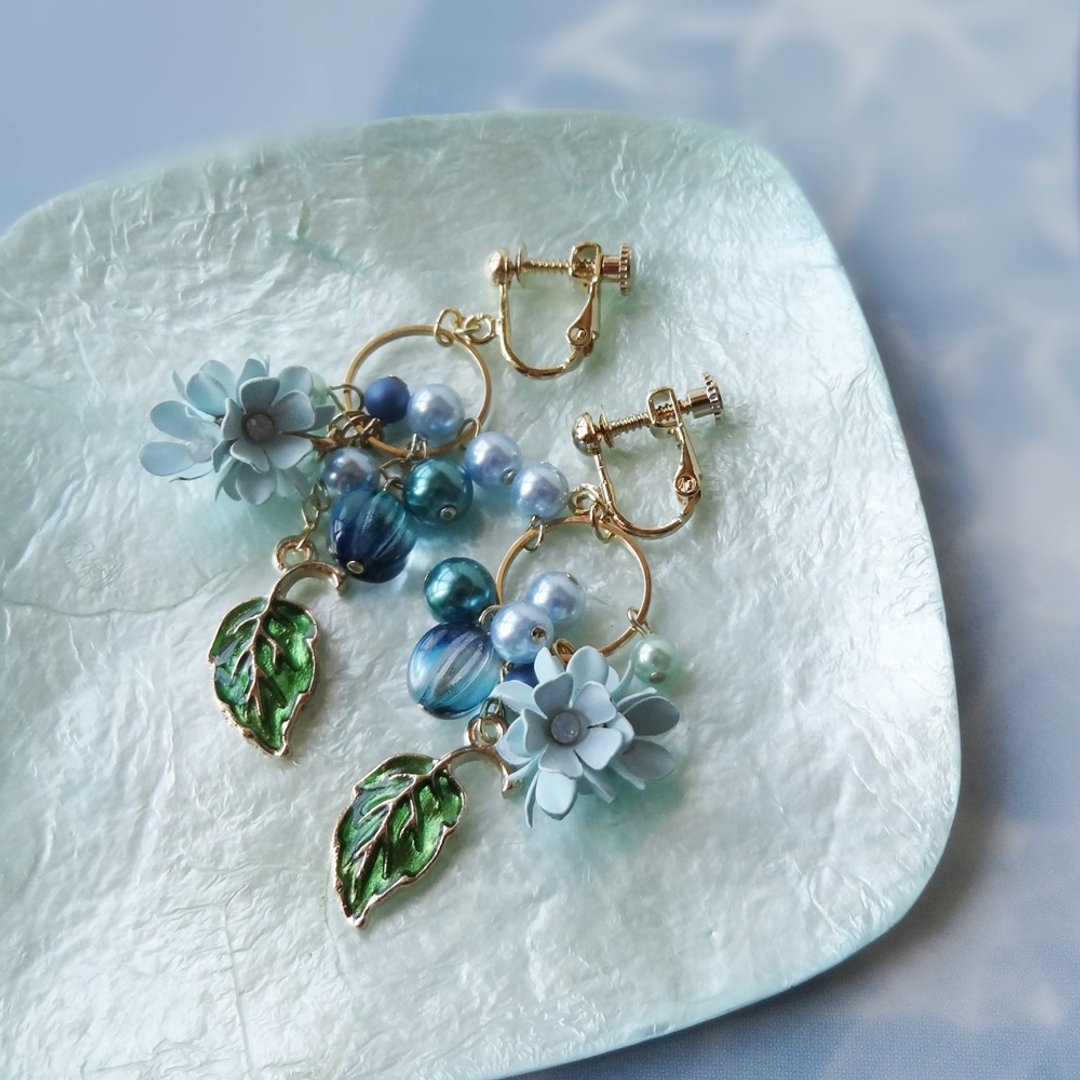 Pale blue and green Earrings - 耳环/耳夹 - 铜/黄铜 蓝色