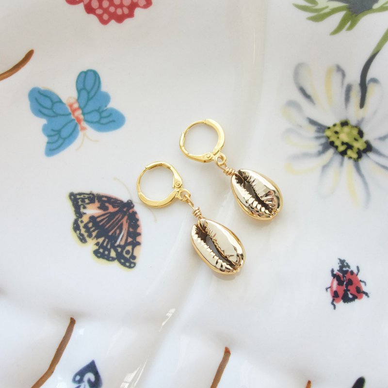 Hoop earrings with gold plated shells - 耳环/耳夹 - 贝壳 金色