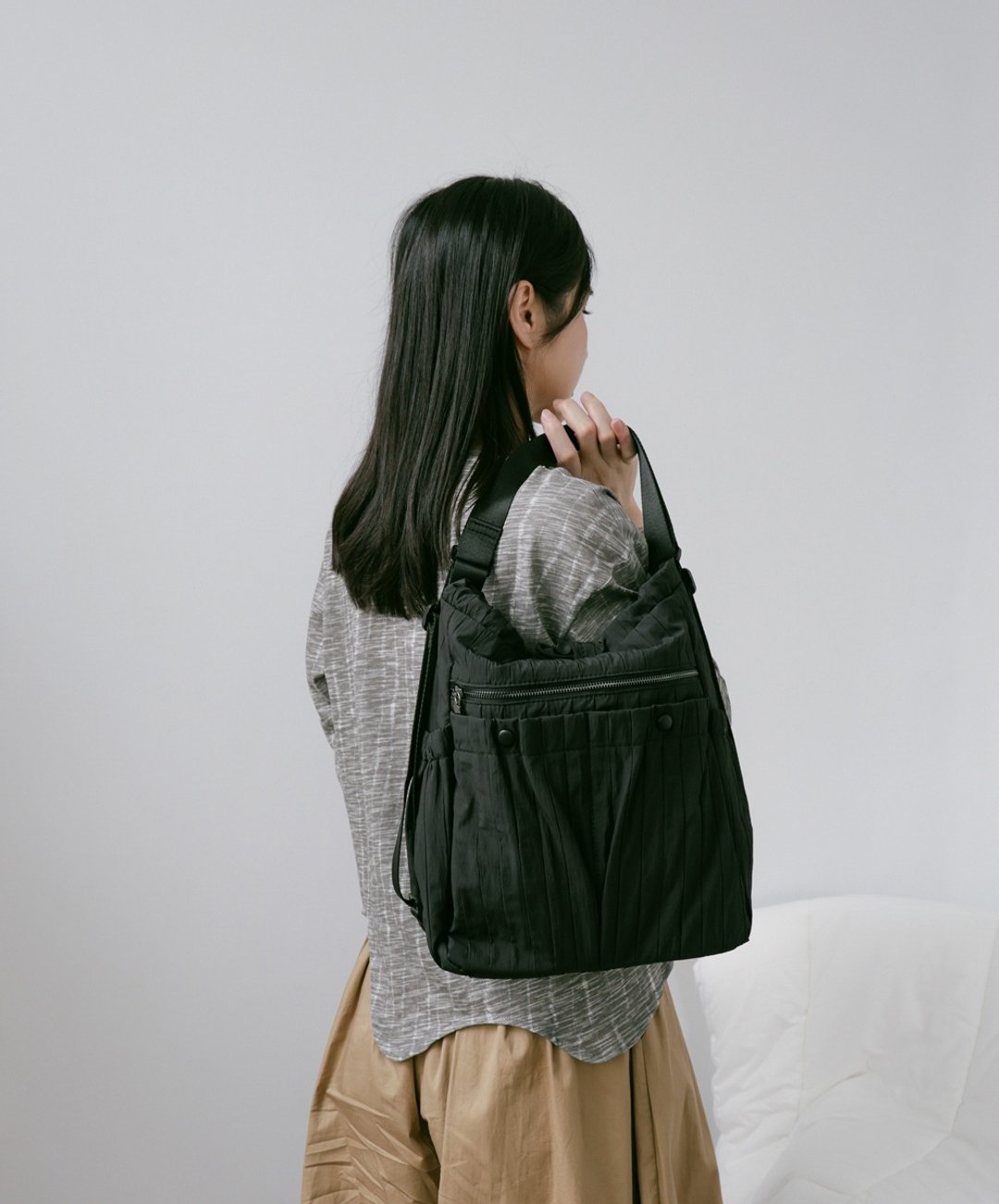 supportingrole 蓬松俐落线条斜肩后背手提3用包 黑 - 侧背包/斜挎包 - 其他人造纤维 黑色