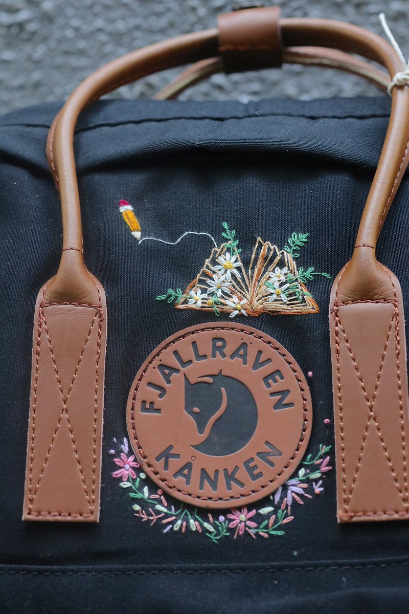 书本铅笔花主题--kanken黑色包--手工刺绣设计定制 - 后背包/双肩包 - 棉．麻 黑色