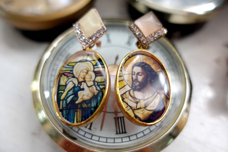 TIMBEE LO手工制意大利宗教风 上帝耶稣圣母教堂窗花图案耳环一对 - 耳环/耳夹 - 其他金属 多色