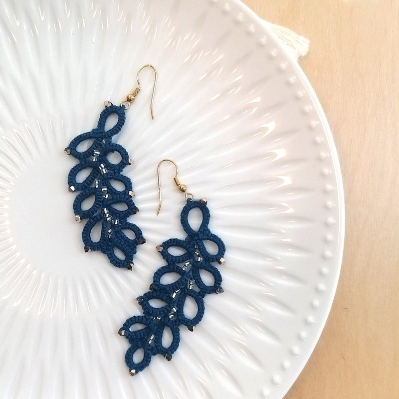 手工深蓝勾耳叶子型耳环 蕾丝编织手工艺制作施华洛水晶 客制化 - 耳环/耳夹 - 绣线 蓝色