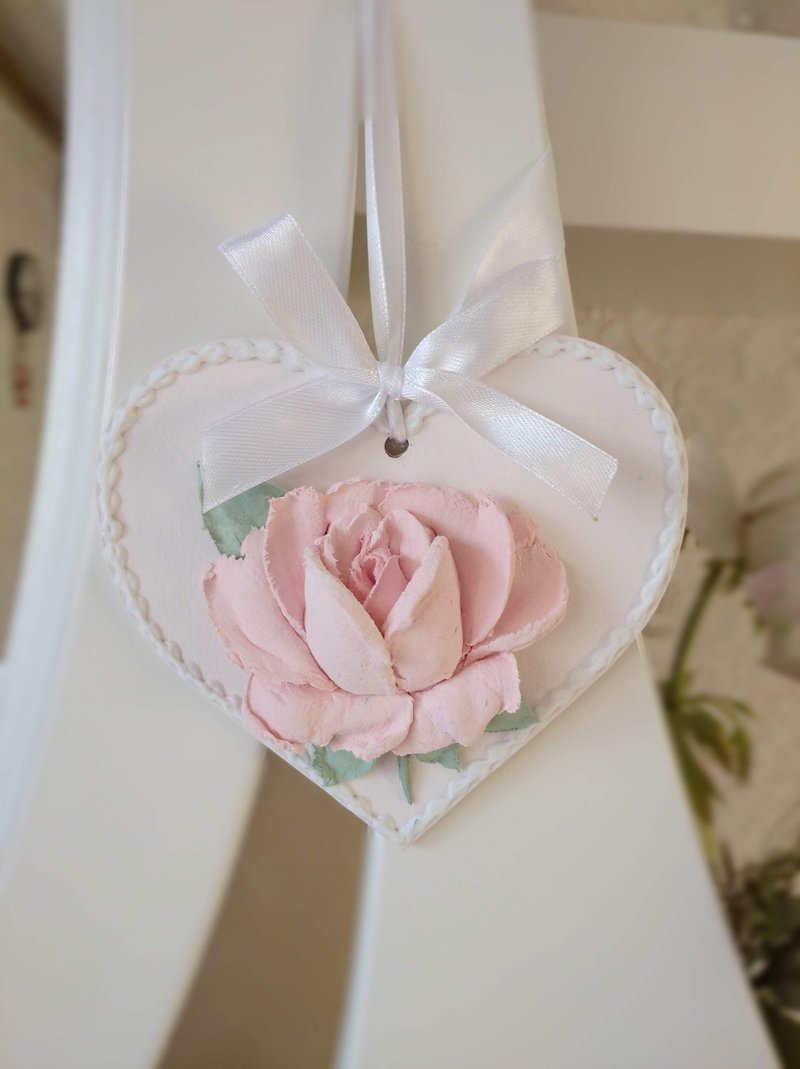粉色爱心挂饰，搭配丰盈玫瑰，适合布置女孩房、婴儿房 - 儿童家具 - 木头 粉红色