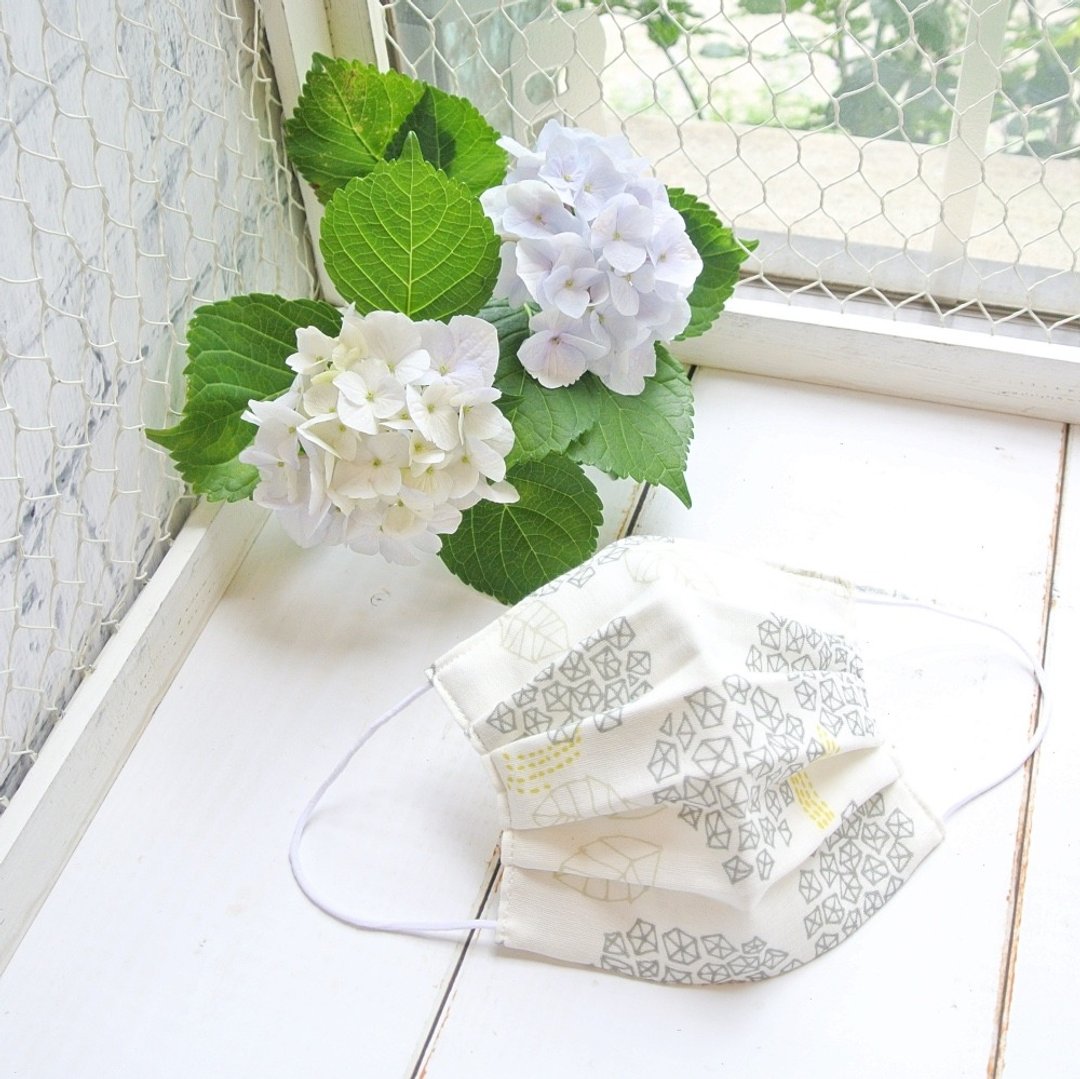 可洗涤、舒适且可爱的手工立体口罩 Hydrangea White 绣球花 - 口罩 - 棉 白色