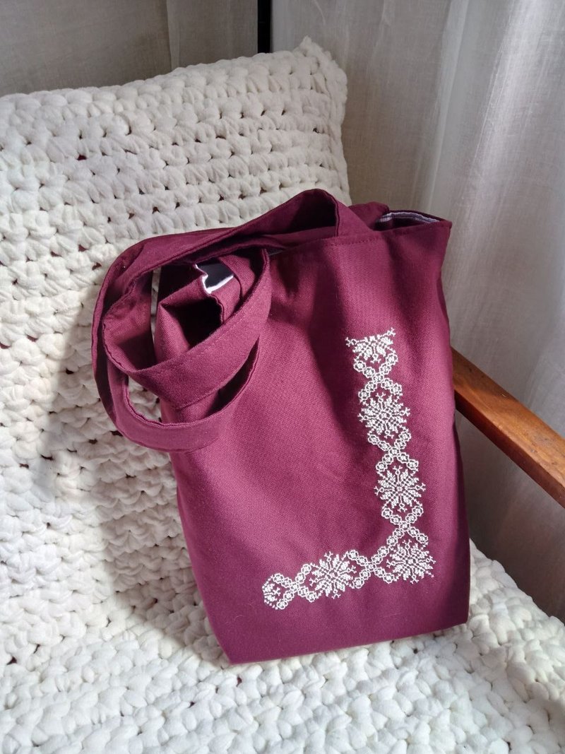 手作酒红色托特包   白色刺绣独特布料肩包   女性友善环保礼物 - 手提包/手提袋 - 棉．麻 多色