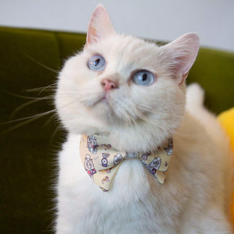 曲奇布偶 独家手绘猫星人图案宠物项圈 领结造型杏色围脖 可印字 - 项圈/牵绳 - 其他人造纤维 卡其色