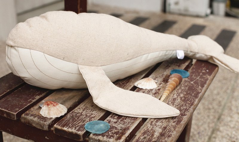 【Philomia】棉麻鲸鱼抱枕(大) - 枕头/抱枕 - 其他材质 卡其色