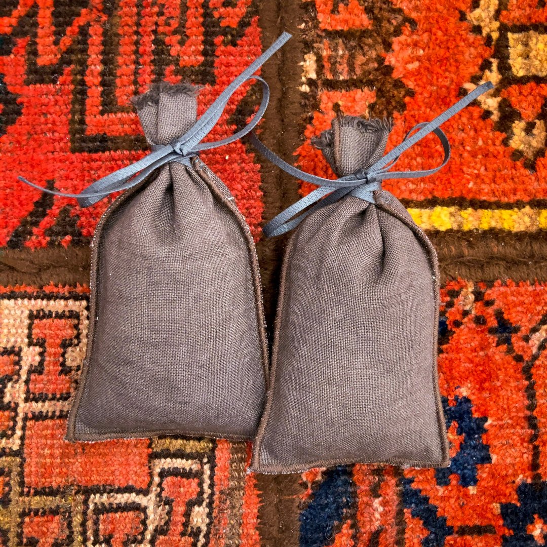 Deodorizing sustainable Hinoki shoe keepers S oak acorns dyed linen sachets - 鞋垫/周边 - 棉 咖啡色