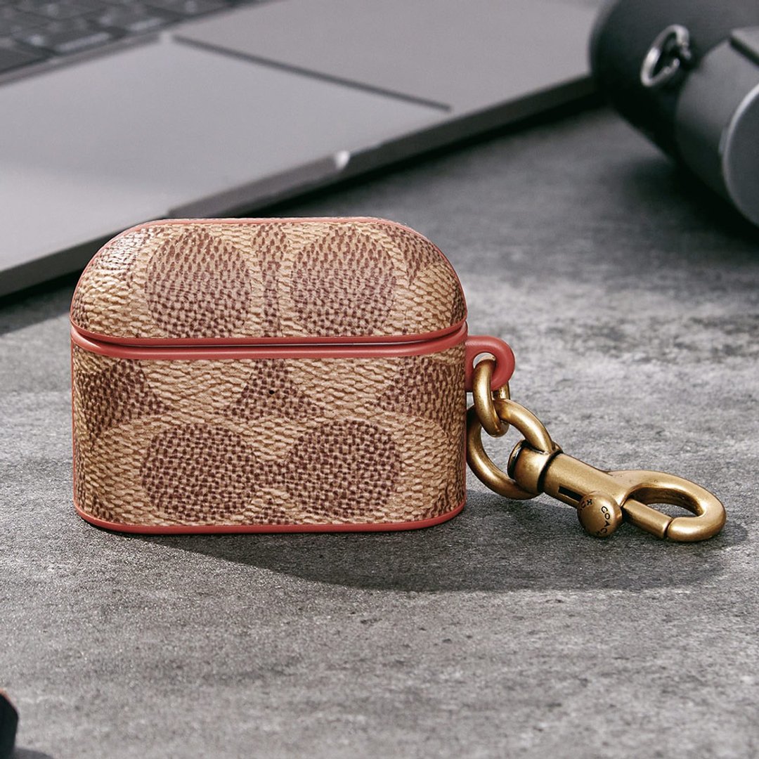 【COACH】 AirPods Pro 1/2代 耳机保护套- 经典LOGO卡其 - 耳机收纳 - 塑料 卡其色