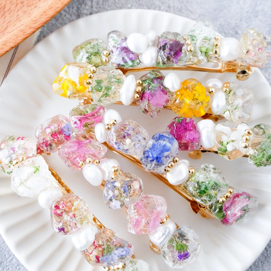 Dried flower and freshwater pearl ore barrette - 发饰 - 树脂 多色