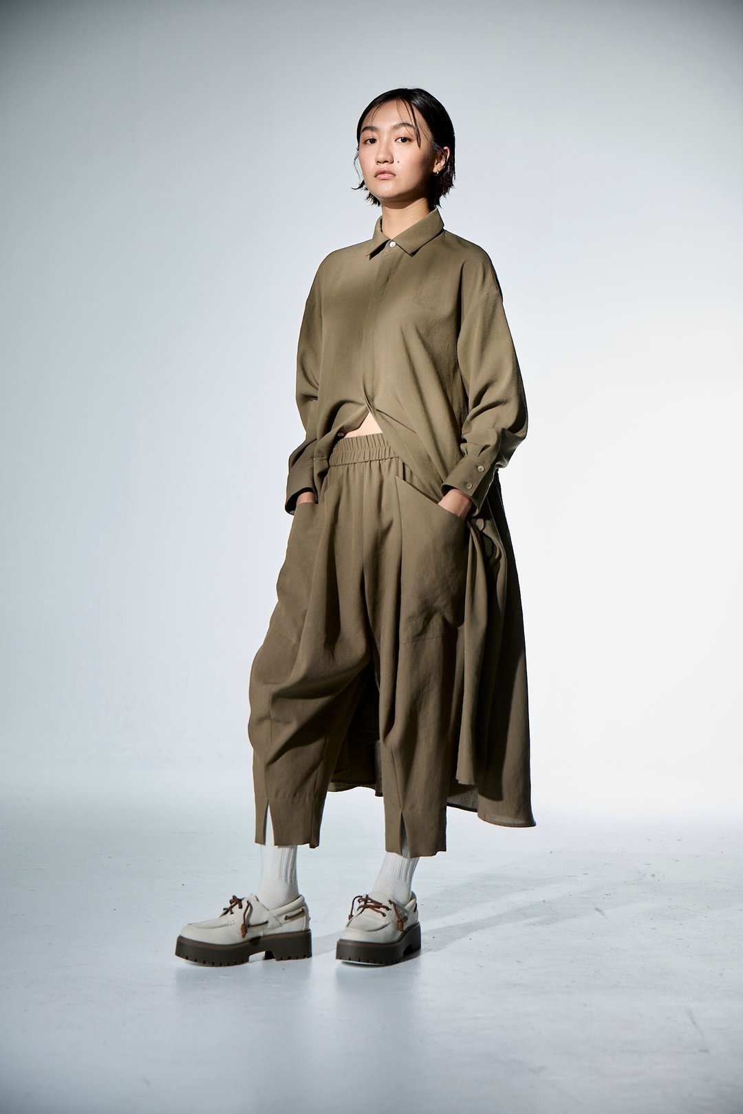 小开岔膝盖尖尖裤 - 女装长裤 - 其他人造纤维 卡其色