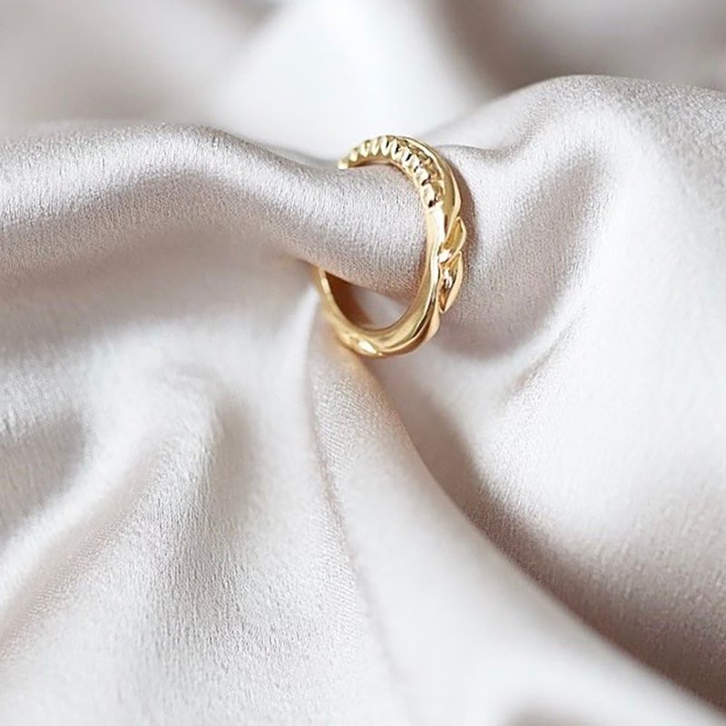 Gold Mamba Ear Cuff 耳骨夹/ 戒指 - 耳环/耳夹 - 铜/黄铜 金色