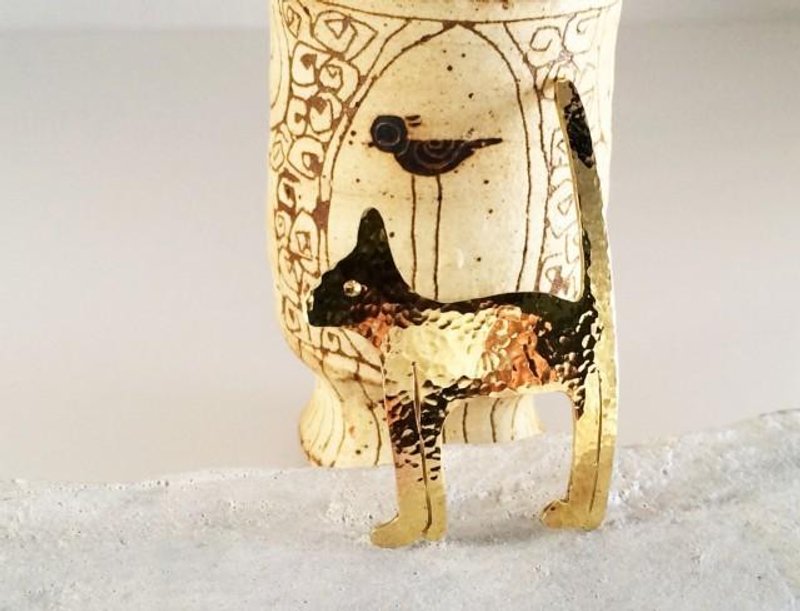 Brass Cat Hammered Brooch 【Ｍ】 - 胸针 - 其他金属 