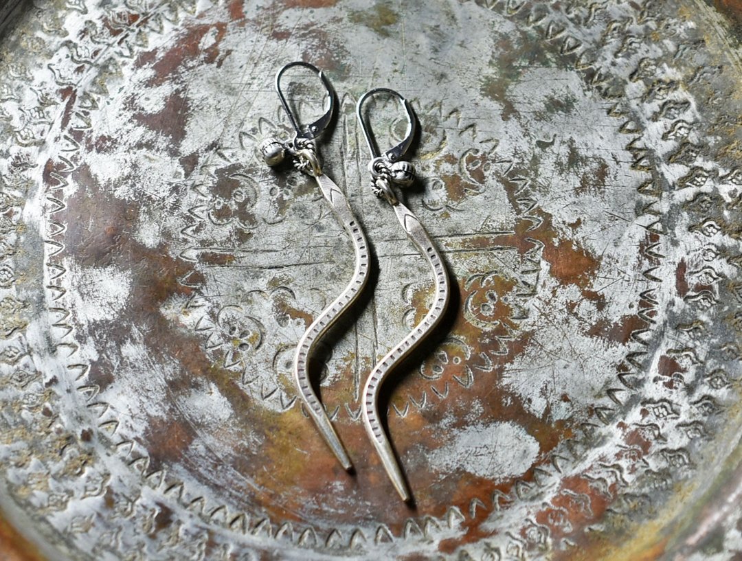 蜿蜒蛇形KAREN银饰与印度银铃铛耳环 - 耳环/耳夹 - 其他金属 银色
