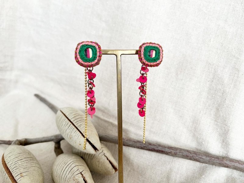 条纹刺绣耳环，链坠缀有粉色亮片 - 耳环/耳夹 - 绣线 粉红色
