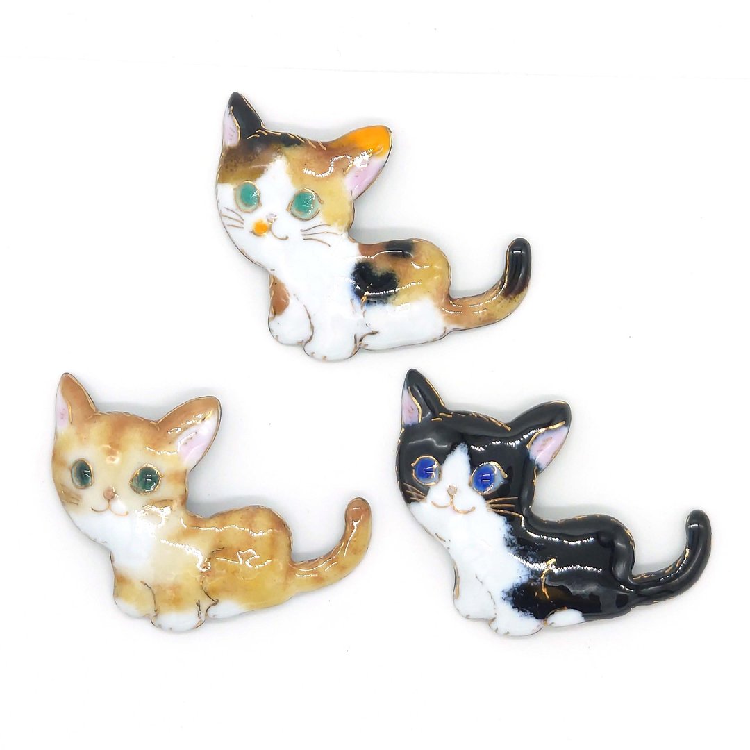 尾巴可爱的七宝烧猫咪胸针 - 胸针 - 其他金属 白色
