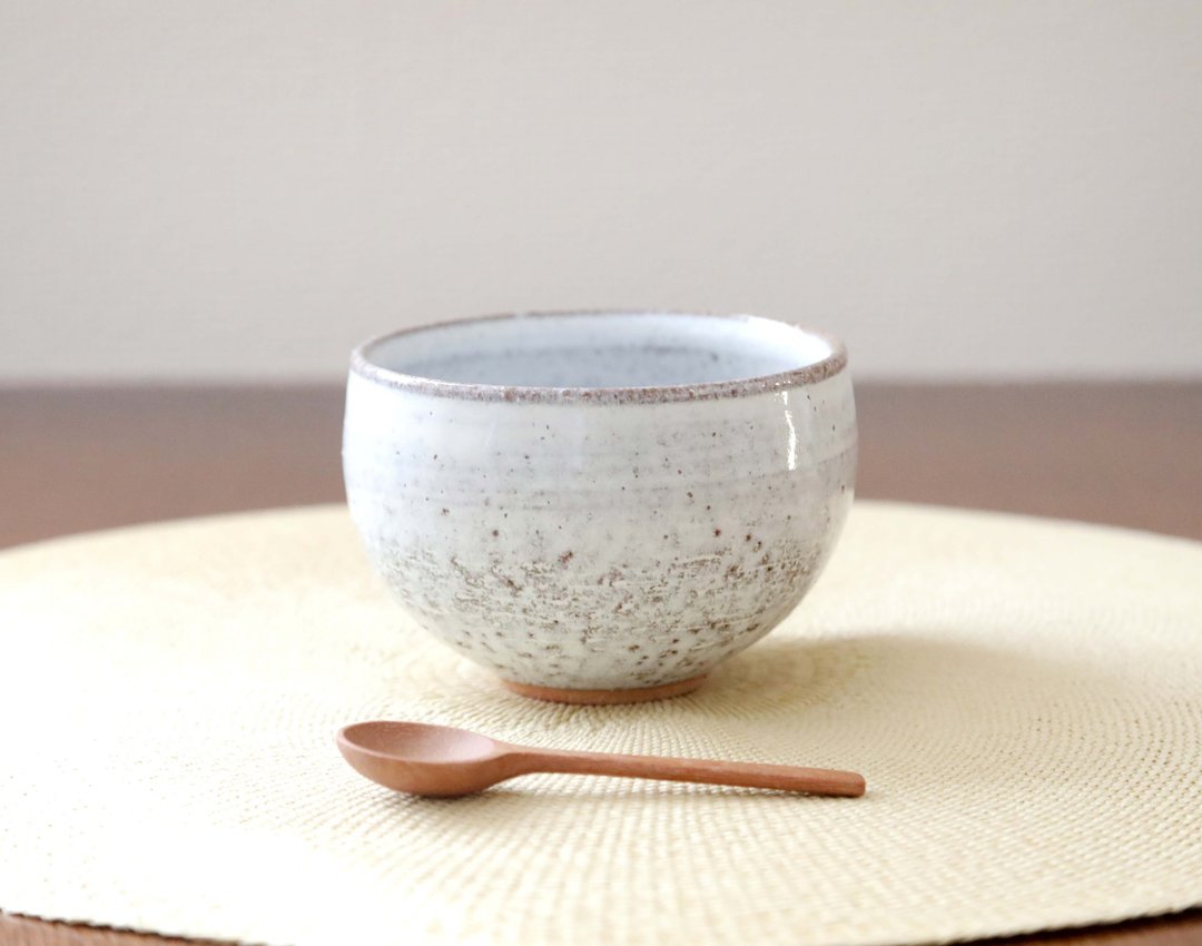 Only warm, round white glaze hot water - 碗 - 陶 白色