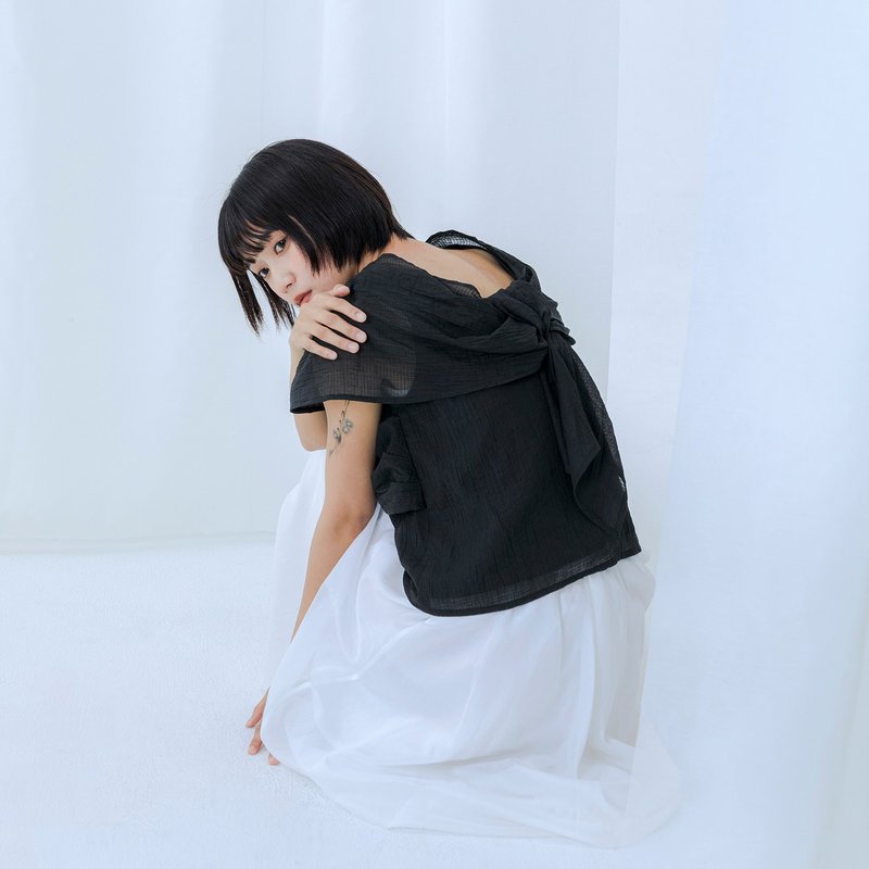 前后交叉扭结肌理上衣 - 女装上衣 - 棉．麻 黑色