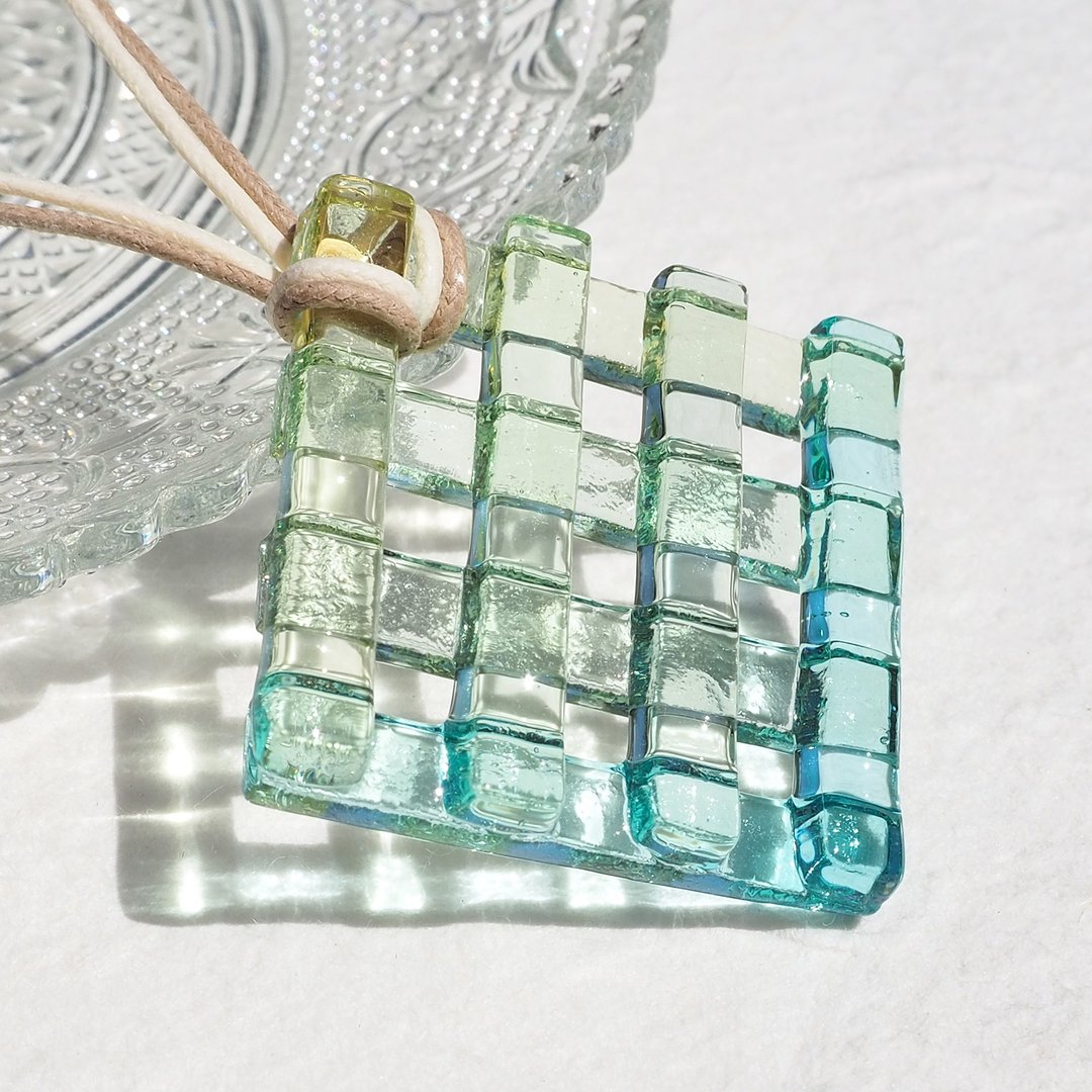 Sunbeams through the glass (Komorebi [fresh green]) Necklace [Made to order] - 项链 - 玻璃 绿色