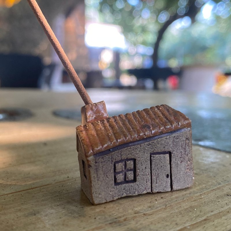 【タケ-TA KE Studio】红屋顶房子。线香座 - 香薰/精油/线香 - 陶 红色