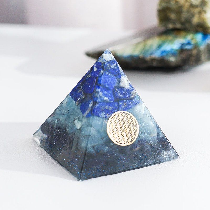 【海蓝宝、蓝砂石、青金石】奥根水晶能量金字塔Orgonite 5x5 cm - 摆饰 - 水晶 多色