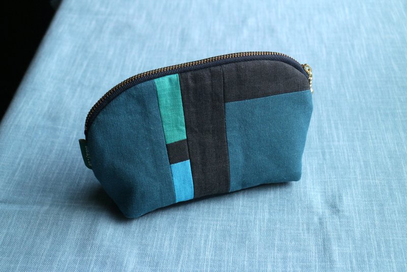 立体万用拉链包 化妆包 / 蓝绿拼布 - 化妆包/杂物包 - 棉．麻 蓝色