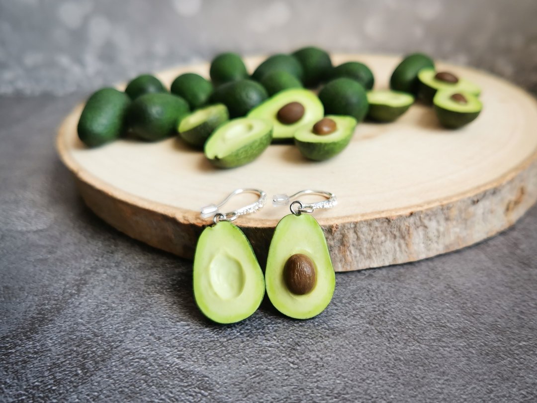 Avocado earrings is cottagecore vegan, fruit, funny, funky, quirky earrings - 耳环/耳夹 - 粘土 绿色