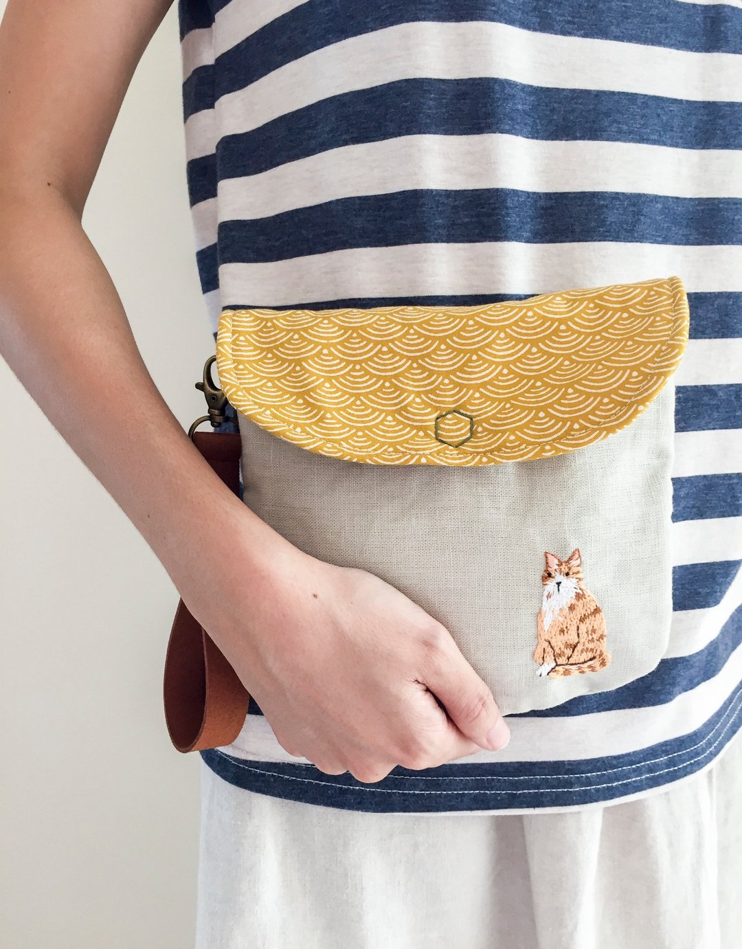 Cat Embroidered Linen Wristlet Pouch - 手拿包 - 棉 多色