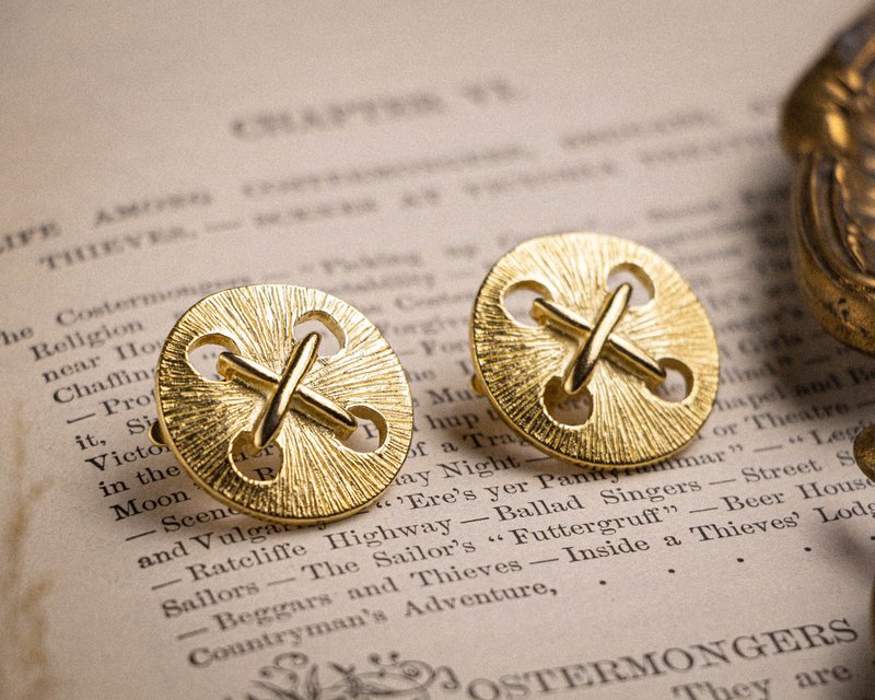 美国Trifari品牌古董 钮扣缝线造型 镀金耳夹 - 耳环/耳夹 - 其他金属 金色