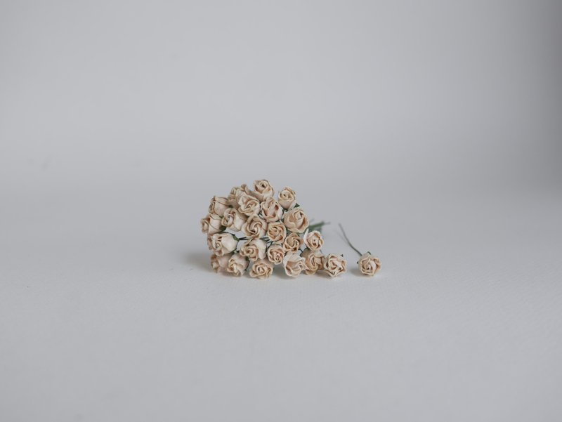 纸花，25 片，尺寸 1 x1.2 厘米。花蕾玫瑰花，棕。 - 其他 - 纸 卡其色
