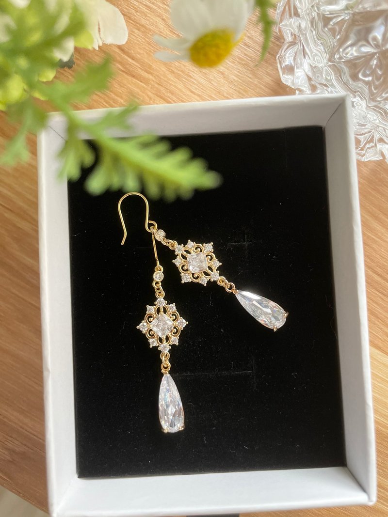 Chateau de Versailles- 蕾丝锆石水晶耳环 - 耳环/耳夹 - 其他金属 金色