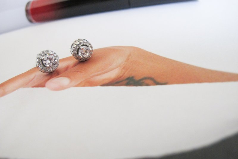 经典圆钻耳环 - 耳环/耳夹 - 其他金属 银色