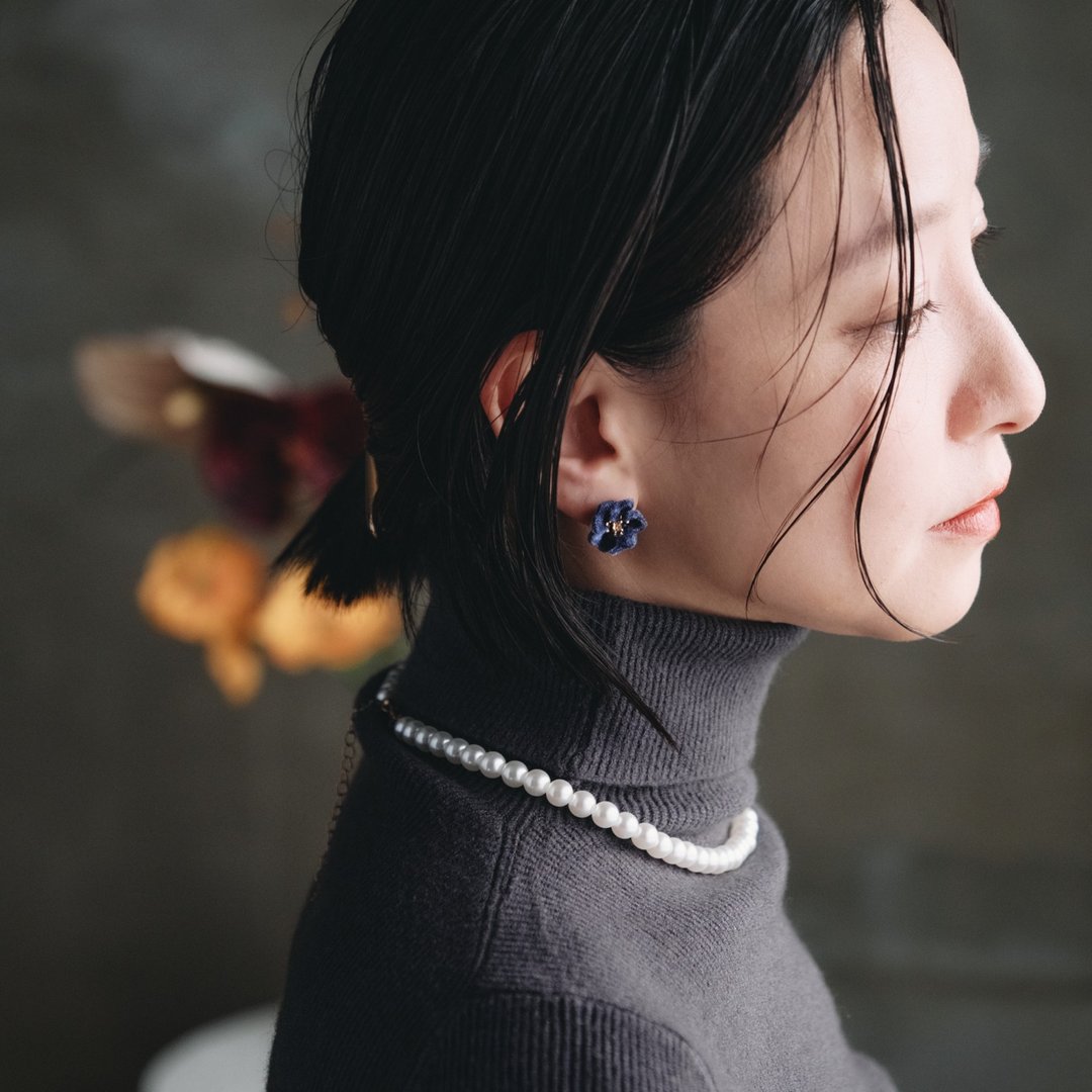 小巧胸花造型布花耳针 亮泽海军蓝 简约 时髦 可爱 不锈钢 过敏对应 耳针 耳夹 - 耳环/耳夹 - 聚酯纤维 蓝色