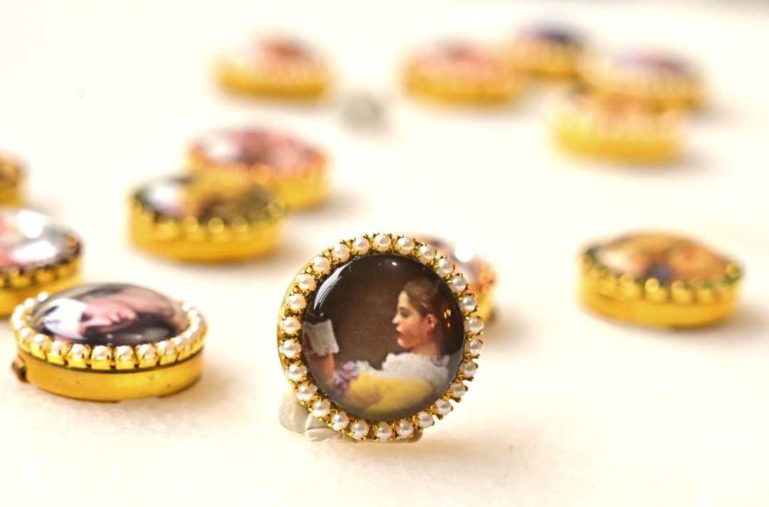 Button Cover 手作钮扣饰~雅致可爱~名画系列: 读书的少女 - 胸针 - 珍珠 多色
