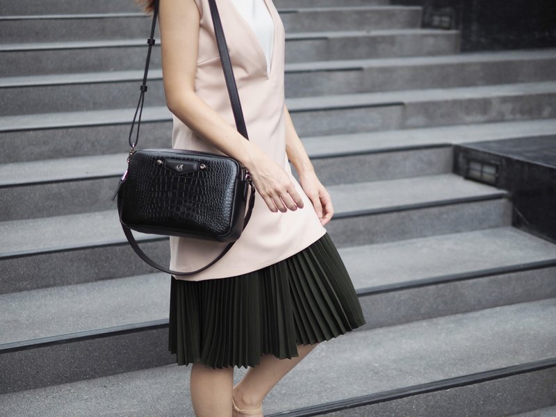 Helen (Black embossed) : 2 zip cross body bag,  embossed cow leather - 手提包/手提袋 - 真皮 黑色