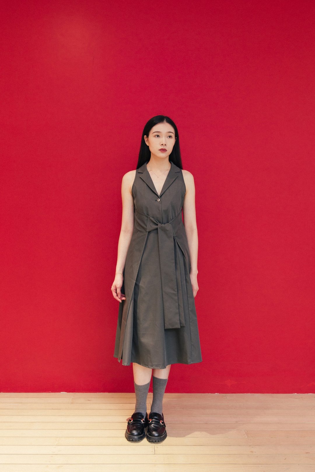 束腰连身裙 Grey Sleeveless Dress With Back Detail - 裙子 - 其他材质 灰色