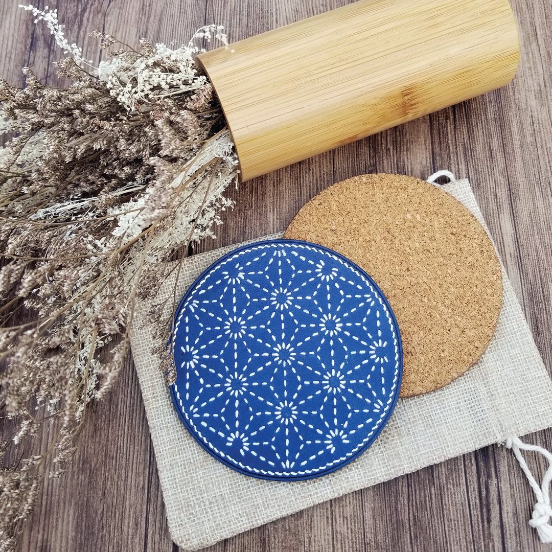 手缝皮革 | 杯垫 | 生活良品 | 皮革 | 刺子绣 | 麻叶纹 | 蓝染 - 杯垫 - 真皮 蓝色