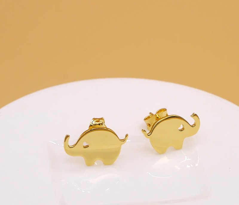 Handmade Little Elephant Earring - 18K gold plated - 耳环/耳夹 - 其他金属 金色