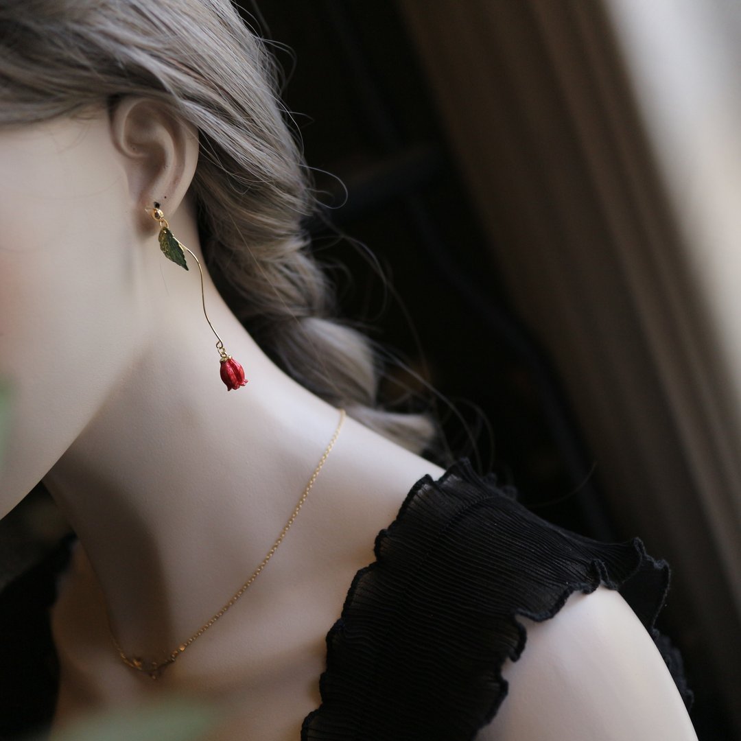 【秋冬新时尚】日系 a92浪漫气质 红色玫瑰蔷薇 不对称垂坠耳环x - 耳环/耳夹 - 贵金属 红色
