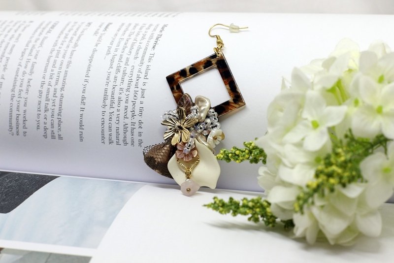 【豹纹框-款式2】【单边。缎带】咖啡色蕾丝缎带 小花丛花瓣 耳环 - 耳环/耳夹 - 树脂 金色